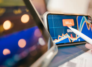 Inwestor działający na różnych rynkach i analizujący możliwości w Bitcoin, Ethereum oraz forex
